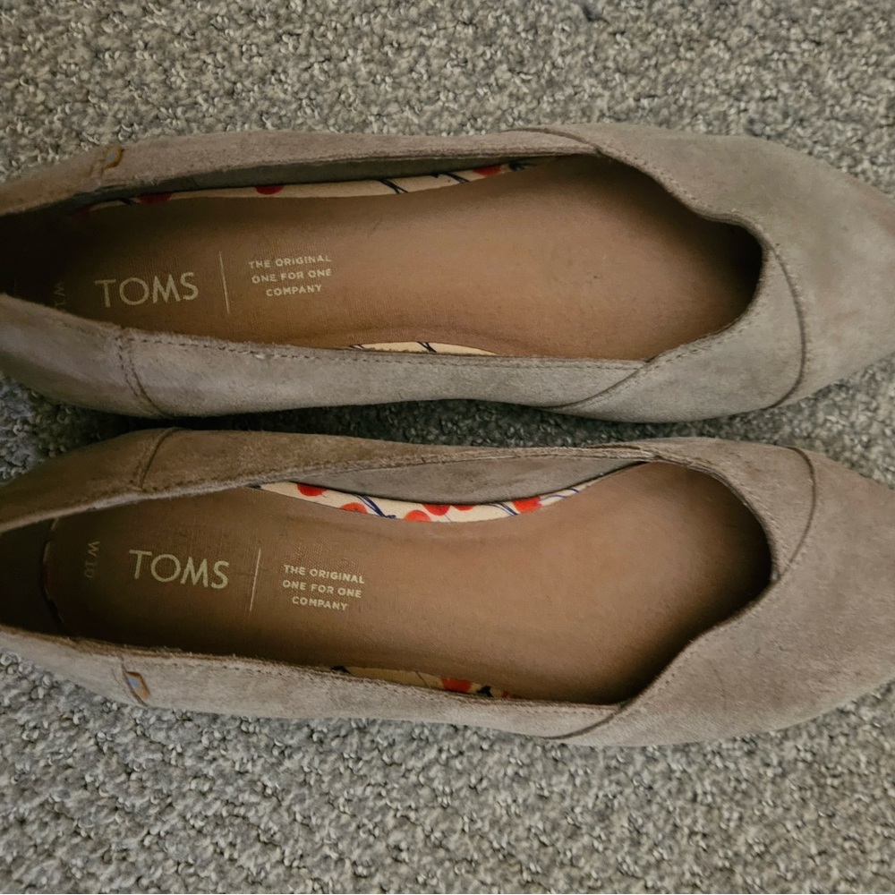TOMS Women's Tan Suede Flats